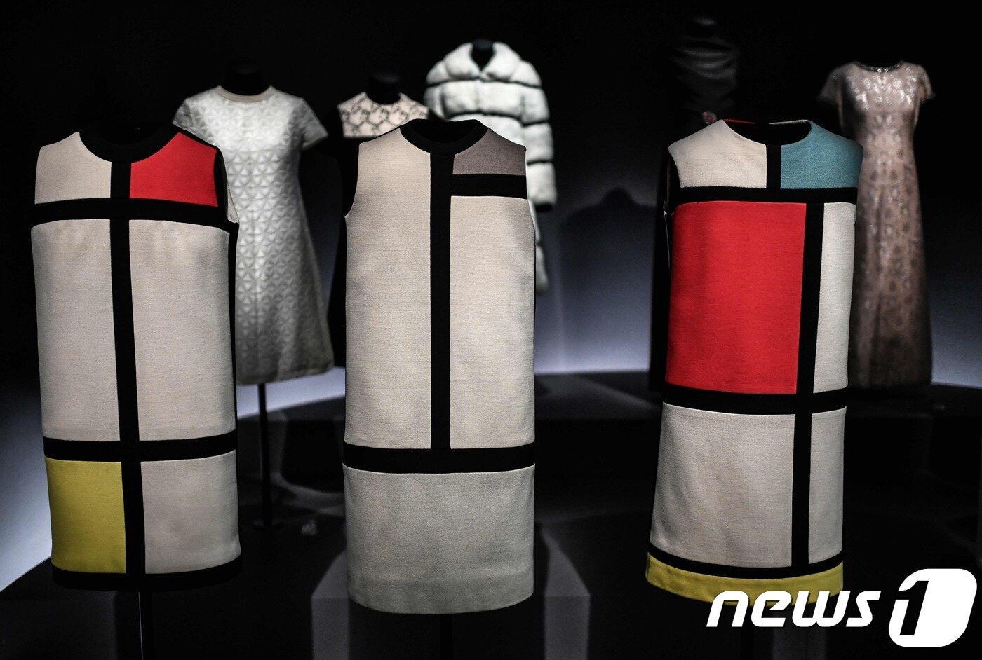 본문 이미지 -  몬드리안 작품을 소재로한 몬드리안 드레스.ⓒ AFP=뉴스1