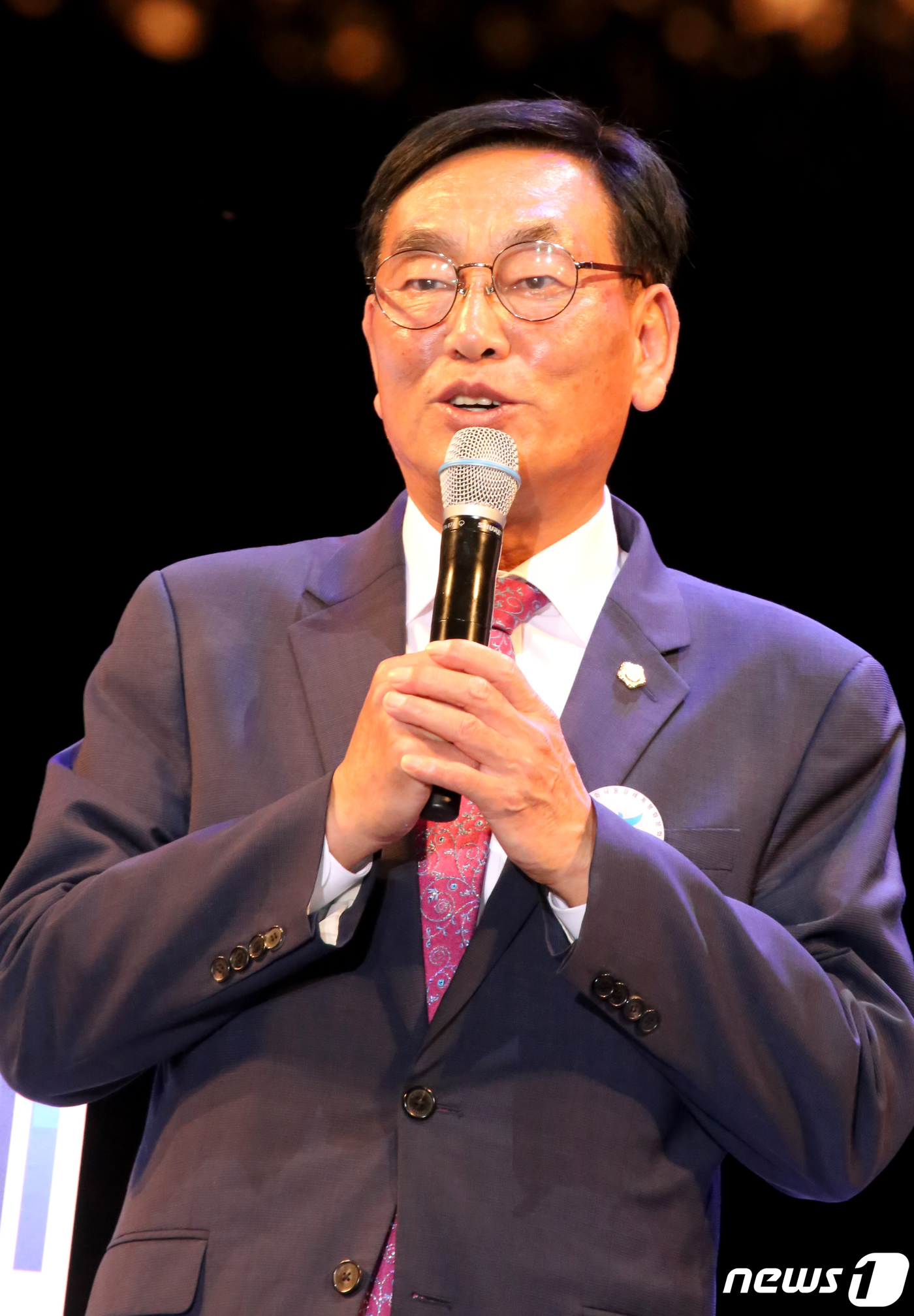 (칠곡=뉴스1) 정우용 기자 = 11일 경북 낙동강 칠곡보생태공원에서 열린 제7회 낙동강세계평화 문화대축전 개막식에서  이재호 칠곡군의장이 축사를 하고 있다. 2019.10.11/ …