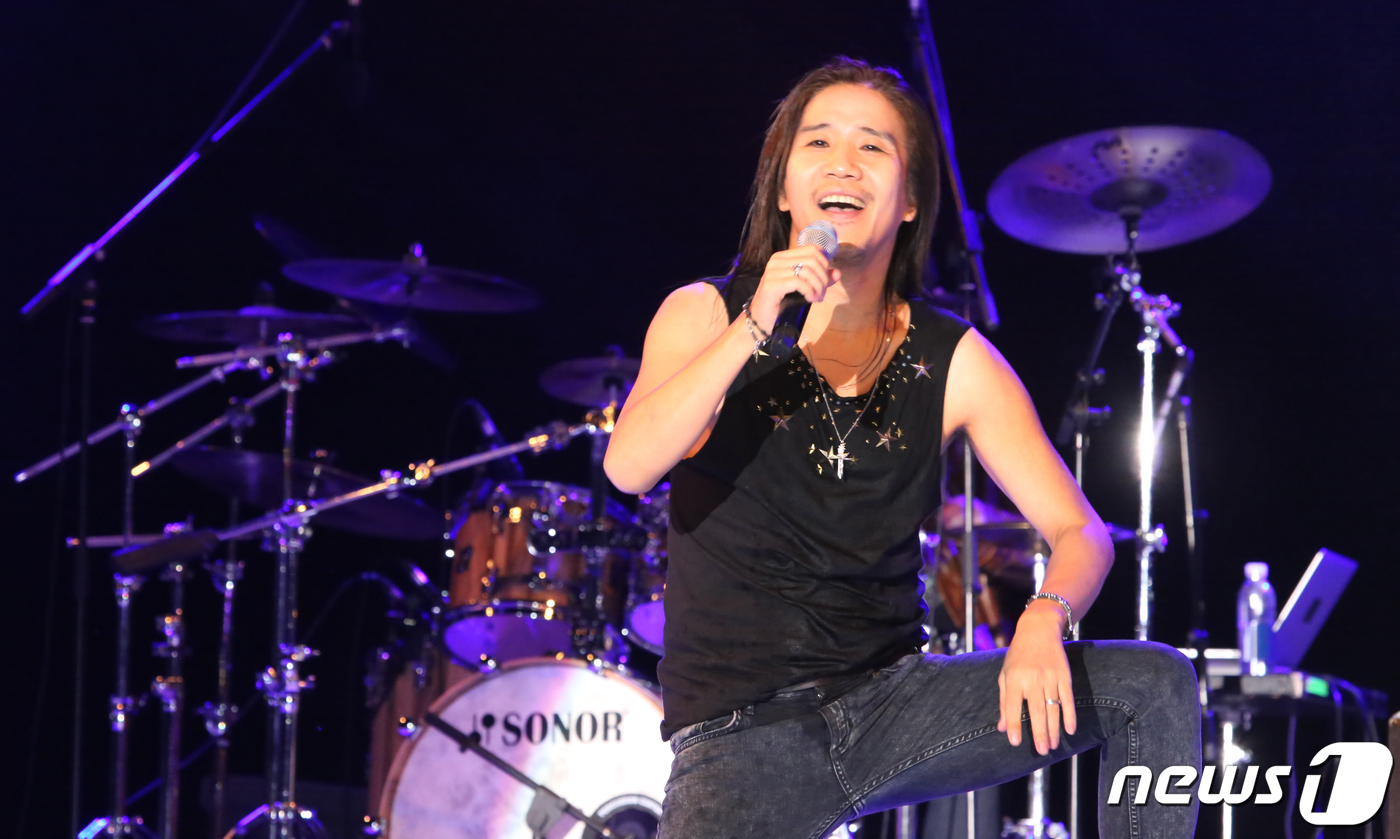 (칠곡=뉴스1) 정우용 기자 = 11일 경북 낙동강 칠곡보생태공원에서 열린 제7회 낙동강세계평화 문화대축전 개막식 축하무대에서 그룹 부활의 박완규가 노래를 부르고 있다. 2019. …