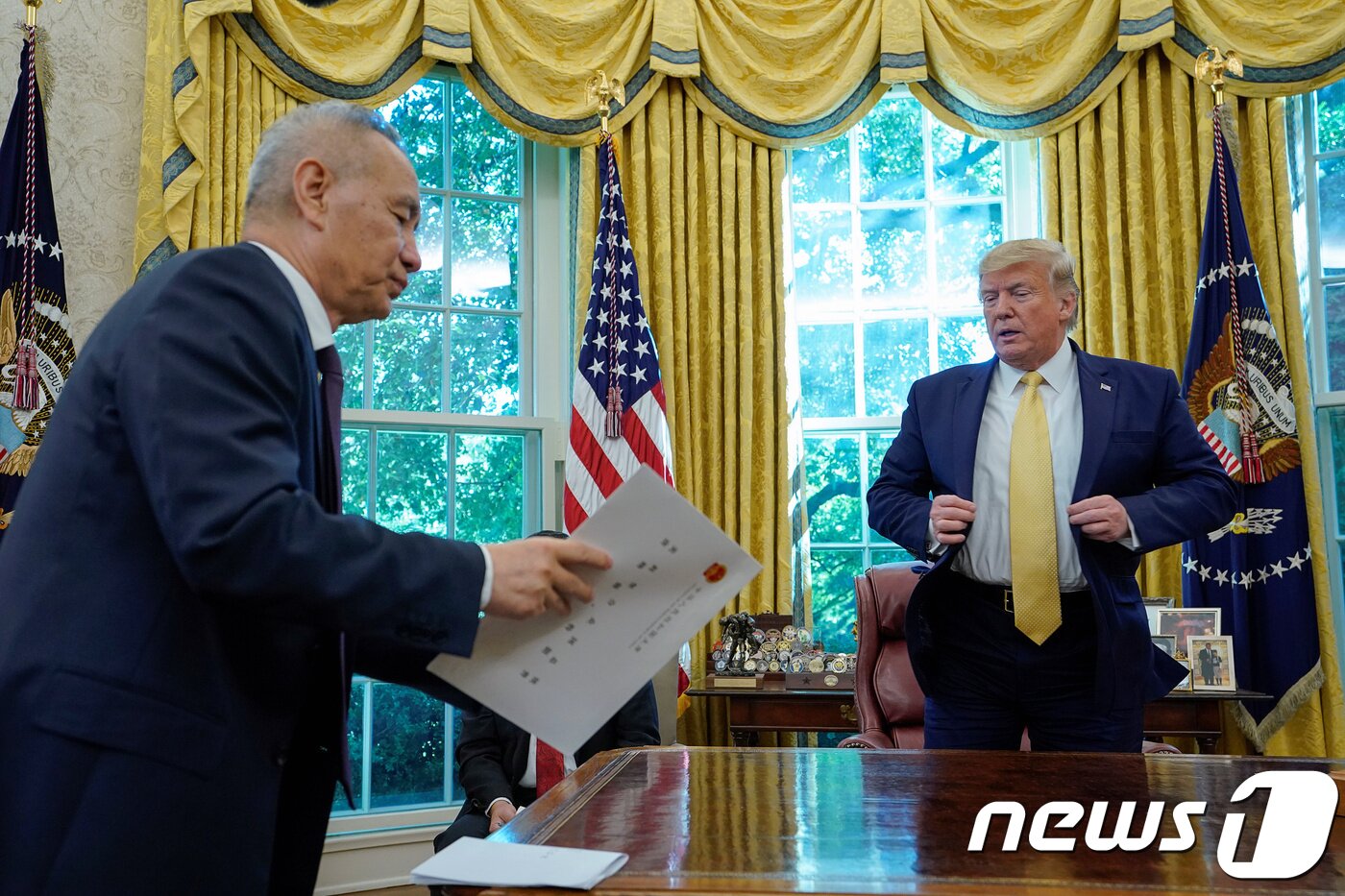 본문 이미지 - 11일 중국의 류허 부총리가 백악관 오벌 오피스에서 도널드 트럼프 미국 대통령을 만나고 있다. ⓒ 로이터=뉴스1 ⓒ News1 