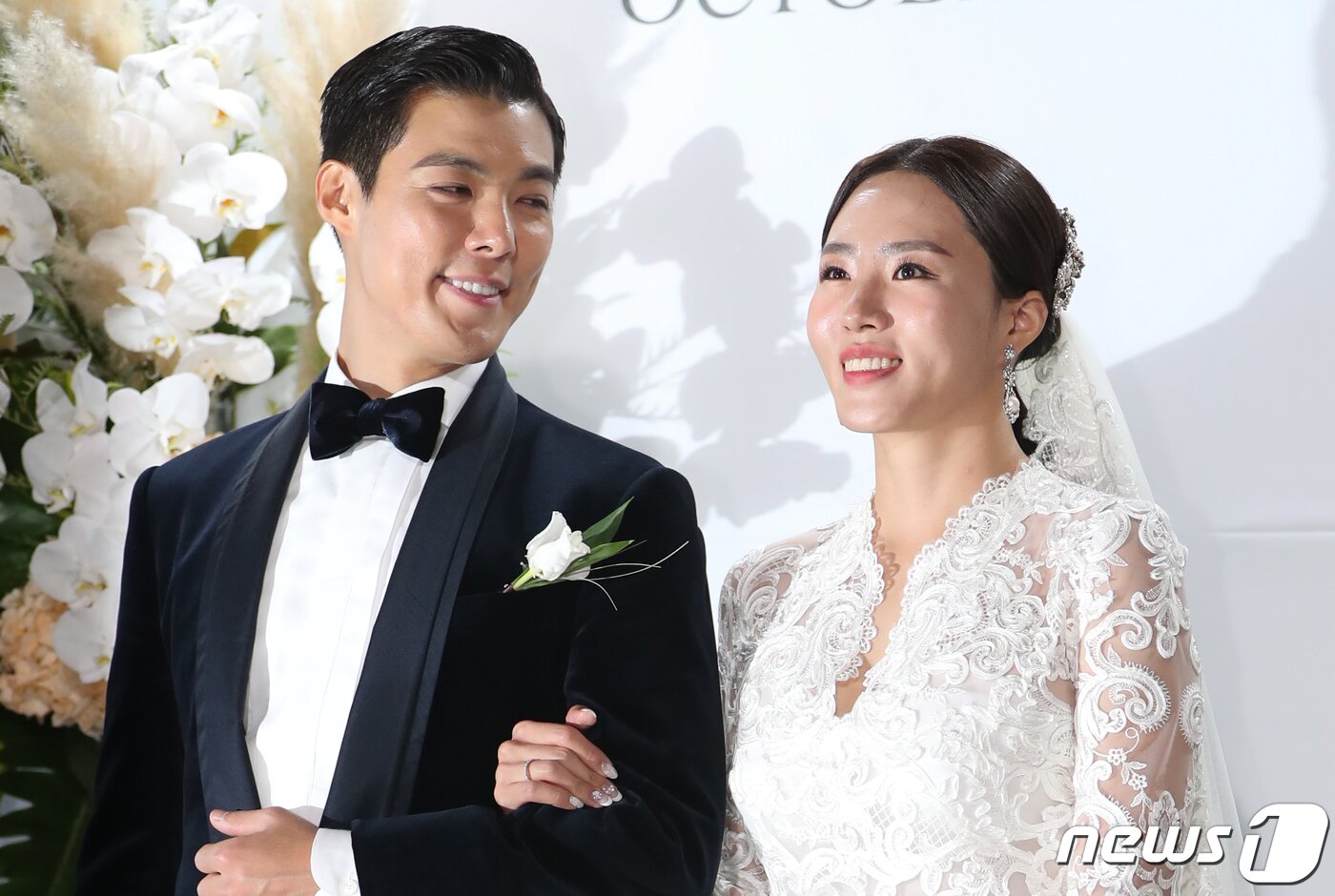 본문 이미지 - 가수 강남과 전 스피드스케이팅 국가대표 이상화가 12일 서울 광진구 비스타 워커힐 비스타홀에서 열린 결혼식에서 손을 잡고 이동하고 있다. 강남과 이상화는 지난해 9월 방송된 SBS 예능 프로그램 '정글의 법칙 in 라스트 인도양'을 통해 연인으로 발전했다. 2019.10.12/뉴스1 ⓒ News1 허경 기자