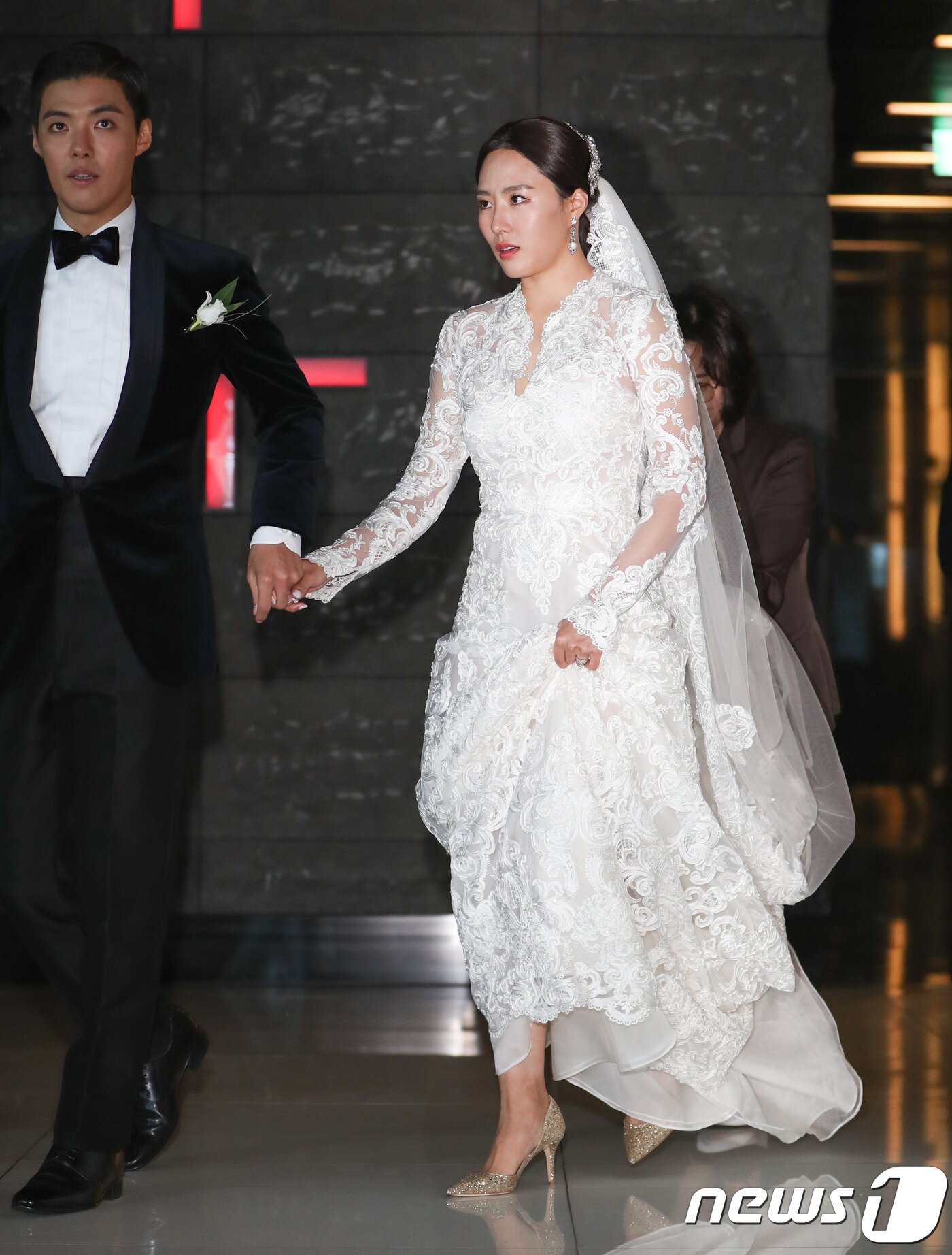 본문 이미지 - 가수 강남과 전 스피드스케이팅 국가대표 이상화가 12일 서울 광진구 비스타 워커힐 비스타홀에서 열린 결혼식에서 손을 잡고 이동하고 있다. 강남과 이상화는 지난해 9월 방송된 SBS 예능 프로그램 '정글의 법칙 in 라스트 인도양'을 통해 연인으로 발전했다. 2019.10.12/뉴스1 ⓒ News1 허경 기자