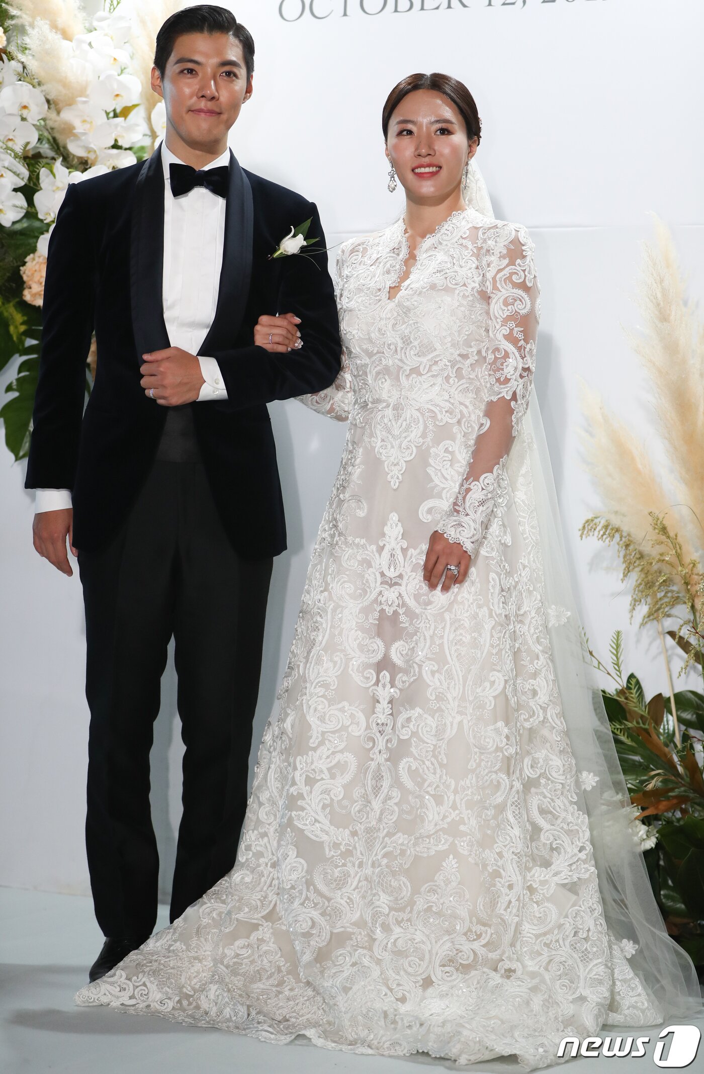 본문 이미지 - 가수 강남과 전 스피드스케이팅 국가대표 이상화가 12일 서울 광진구 비스타 워커힐 비스타홀에서 열린 결혼식에서 손을 잡고 이동하고 있다. 강남과 이상화는 지난해 9월 방송된 SBS 예능 프로그램 '정글의 법칙 in 라스트 인도양'을 통해 연인으로 발전했다. 2019.10.12/뉴스1 ⓒ News1 허경 기자