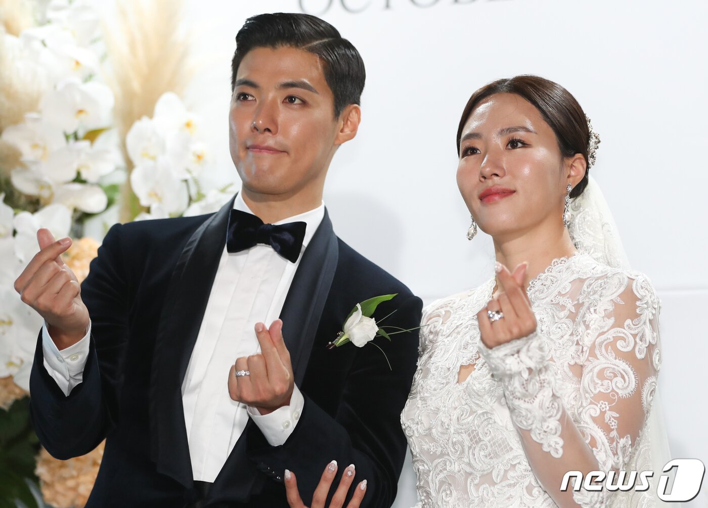 본문 이미지 - 가수 강남과 전 스피드스케이팅 국가대표 이상화가 12일 서울 광진구 비스타 워커힐 비스타홀에서 열린 결혼식에서 포즈를 취하고 있다. 강남과 이상화는 지난해 9월 방송된 SBS 예능 프로그램 '정글의 법칙 in 라스트 인도양'을 통해 연인으로 발전했다. 2019.10.12/뉴스1 ⓒ News1 허경 기자