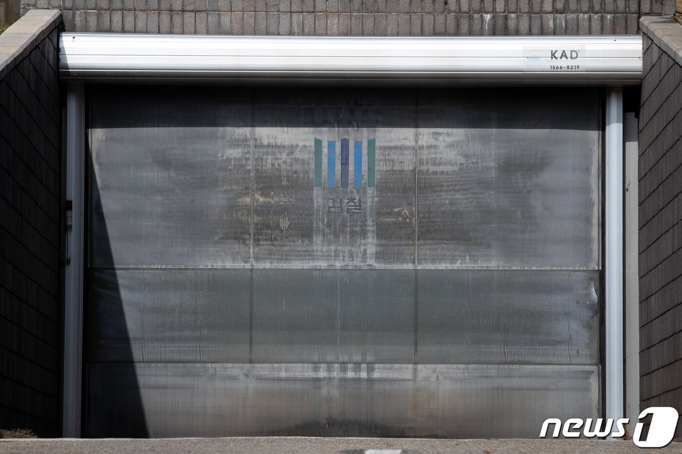본문 이미지 - 검찰이 조국 법무부 장관 배우자 정경심 동양대 교수를 4번째로 소환 조사하고 있는 12일 서울 서초구 중앙지검 주차장 출구 문이 굳게 닫혀 있다. News1 유승관 기자