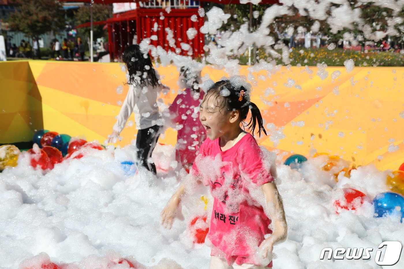 12일 전북 진안군 북부 마이산에서 열린 홍삼축제에서 어린이들이 홍삼 거품을 즐기고 있다.&#40;진안군 제공&#41; 2019.10.12/뉴스1 ⓒ News1 김동규 기자