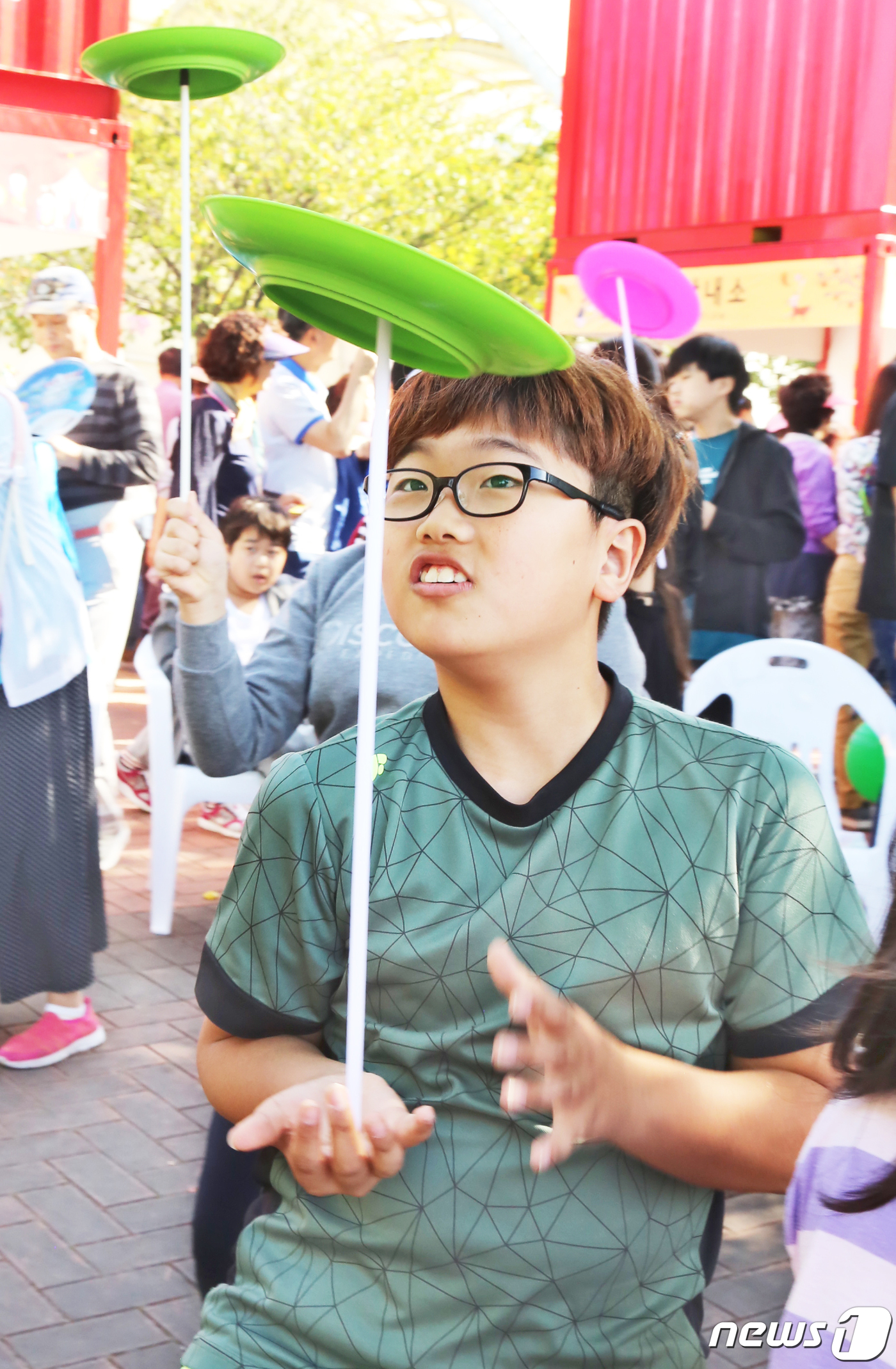 (청도=뉴스1) 정우용 기자 = 12일 경북 청도군야외공연장에서 열린 '2019 청도반시축제·세계코미디아트페스티벌을 찾은 어린이들이 쟁반돌리기 체험을 하며 즐거운 시간을 보내고 있 …