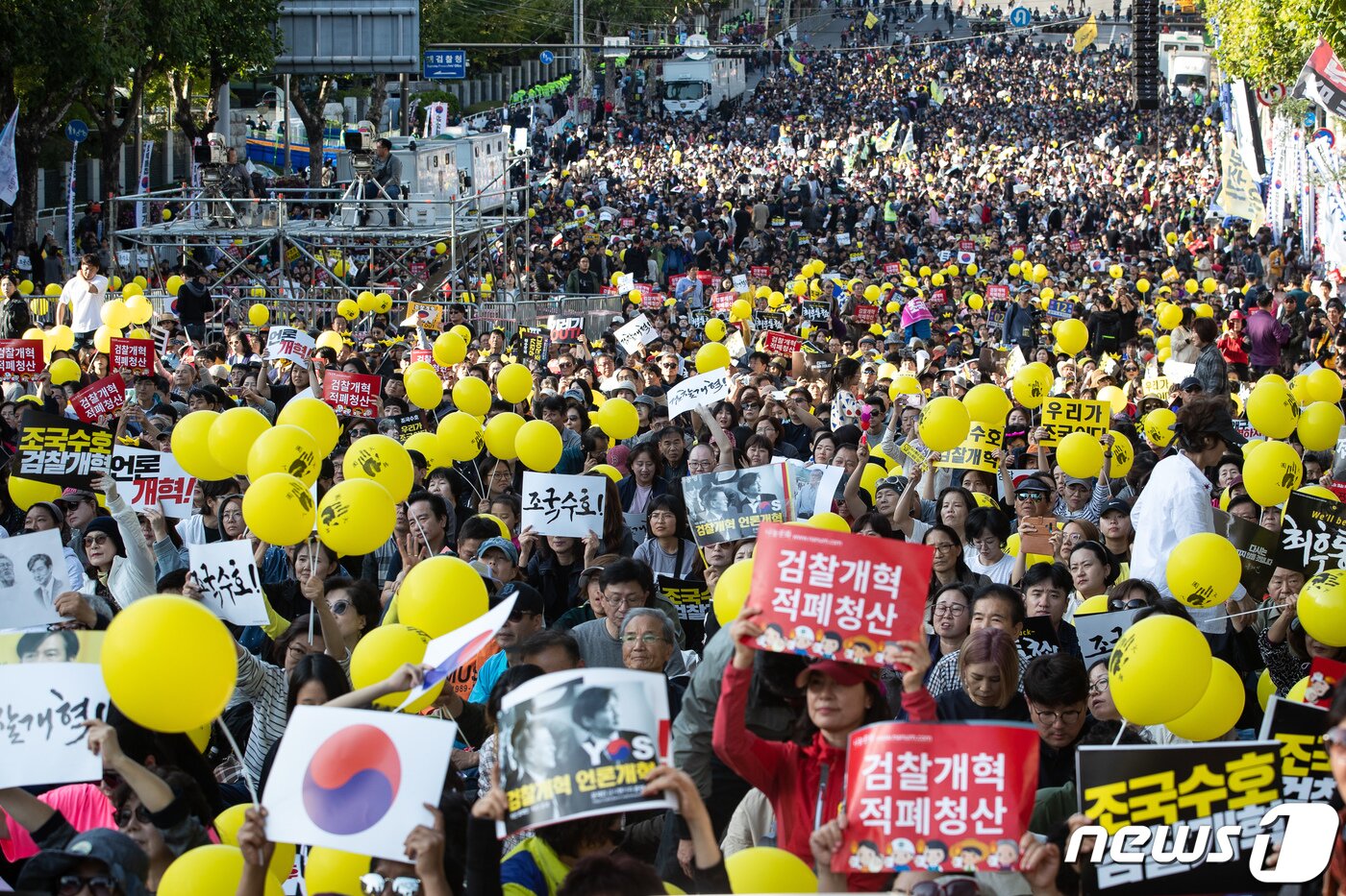 본문 이미지 - 제9차 검찰개혁 촛불문화제가 열린 12일 서울 서초구 대검찰청 앞에서 시민들이 '조국 수호·검찰개혁'을 촉구하고 있다. 2019.10.12/뉴스1 ⓒ News1 유승관 기자