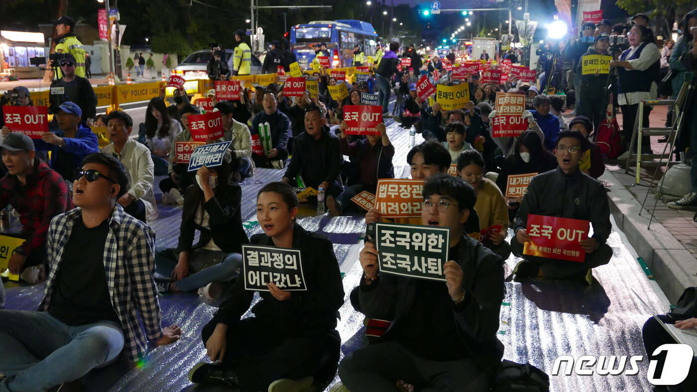 본문 이미지 - '전국대학생연합조국규탄촛불행동위원회'(전대연)는 12일 오후 서울 종로구 대학로 마로니에 공원 앞 도로에서 '조국 사퇴를 위한 전국 대학생연합 촛불집회'를 열면서 구호를 외치고 있다. 2019.10.12/뉴스1 ⓒ News1 황덕현 기자