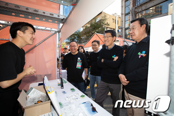 스타트업 거리축제 'IF 2019' 방문한 은성수 금유위원장