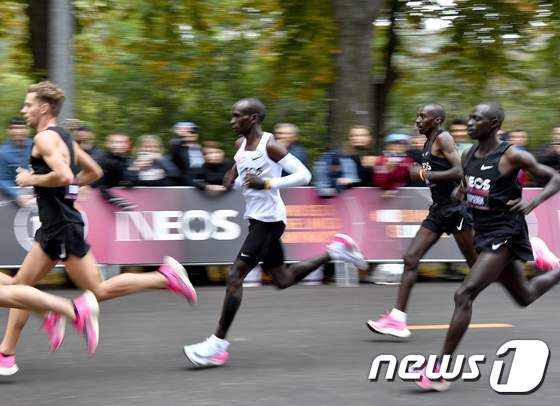 페이스 메이커들과 함께 달리는 엘리우드 킵초게. © AFP=뉴스1