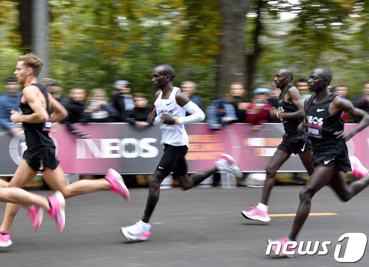 본문 이미지 - 페이스 메이커들과 함께 달리는 엘리우드 킵초게. ⓒ AFP=뉴스1