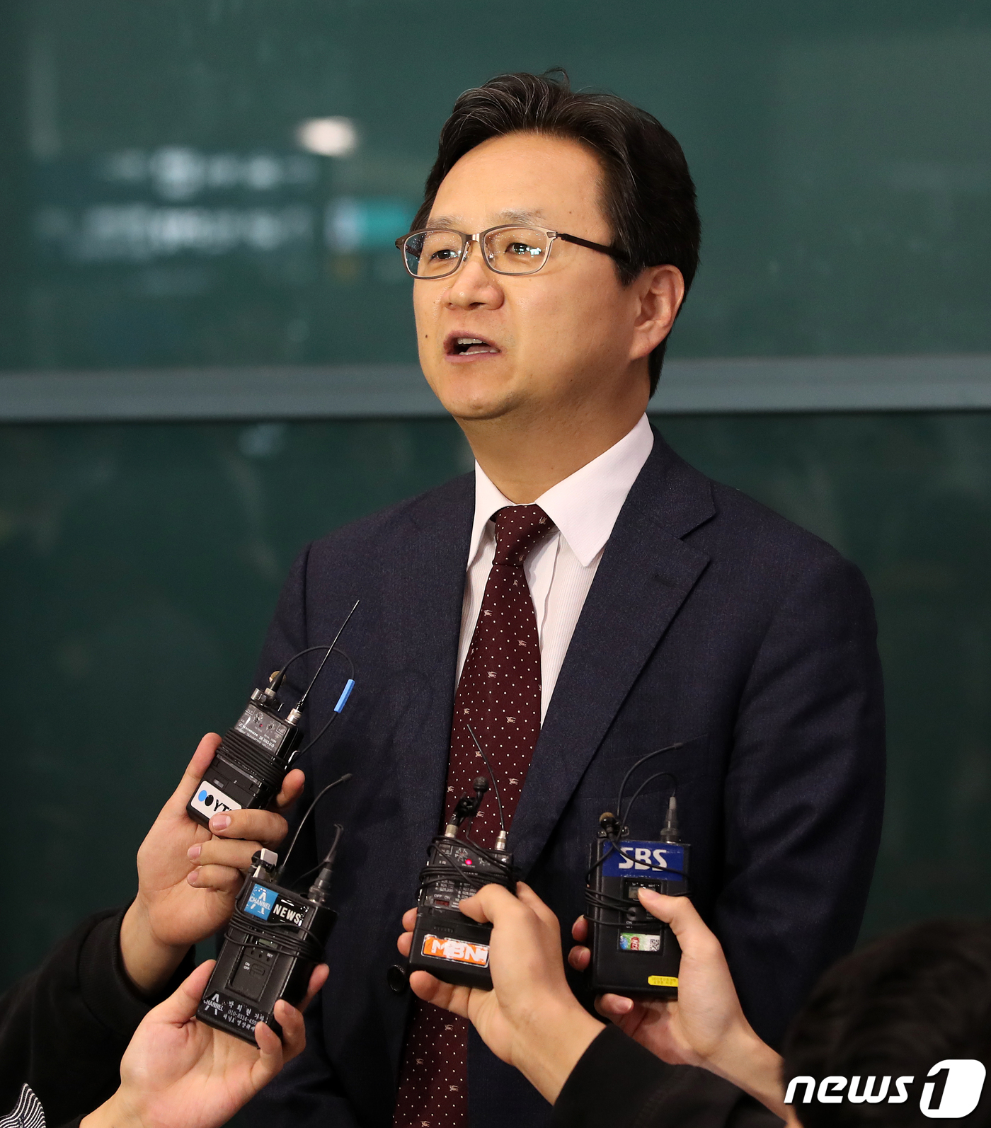 (인천공항=뉴스1) 오대일 기자 = 한일 WTO 양자협의 수석대표인 정해관 산업통상자원부 신통상질서협력관이 스위스 제네바에서 개최된 첫 양자협의를 마친 뒤 13일 오전 인천국제공항 …