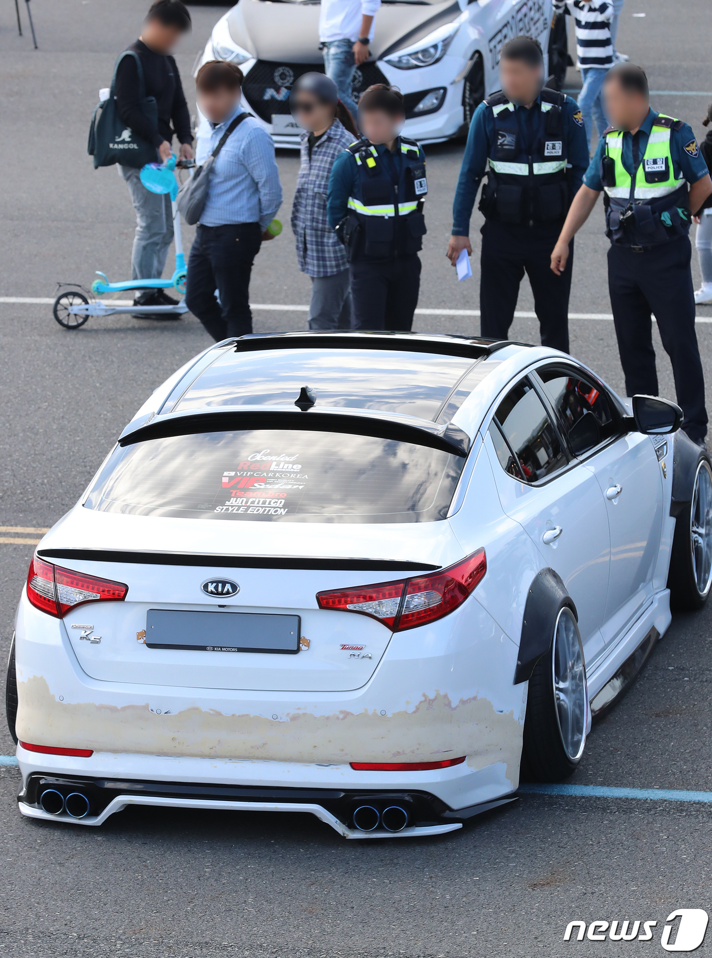 (대구=뉴스1) 공정식 기자 = 13일 대구 달성군 구지면 지능형자동차부품진흥원 내 대구주행시험장에서 열린 '제6회 대구 튜닝카 레이싱 대회'에서 경찰관들이 전시된 차량을 유심히 …