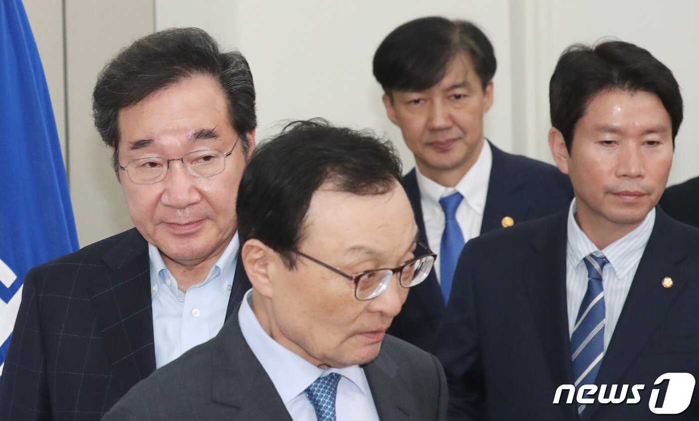본문 이미지 - 이해찬 더불어민주당 대표, 이낙연 국무총리, 이인영 원내대표, 조국 법무부 장관 지난 13일 서울 여의도 국회에서 열린 고위당정청협의회에 참석하고 있다. 이날 참석자들은 검찰개혁관련 논의를 했다. 2019.10.13/뉴스1 ⓒ News1 김명섭 기자