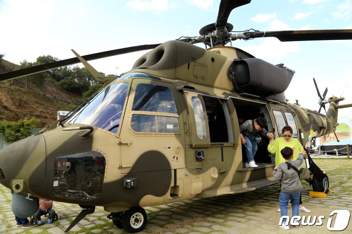본문 이미지 - 어린이들이 국산 수리온 헬기를 타보고 있다. 2019.10.13/뉴스1 ⓒ News1 정우용 기자