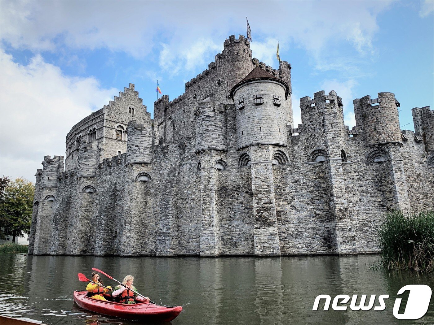 본문 이미지 - 강 한가운데 우뚝 자리한 백작의 성ⓒ 뉴스1