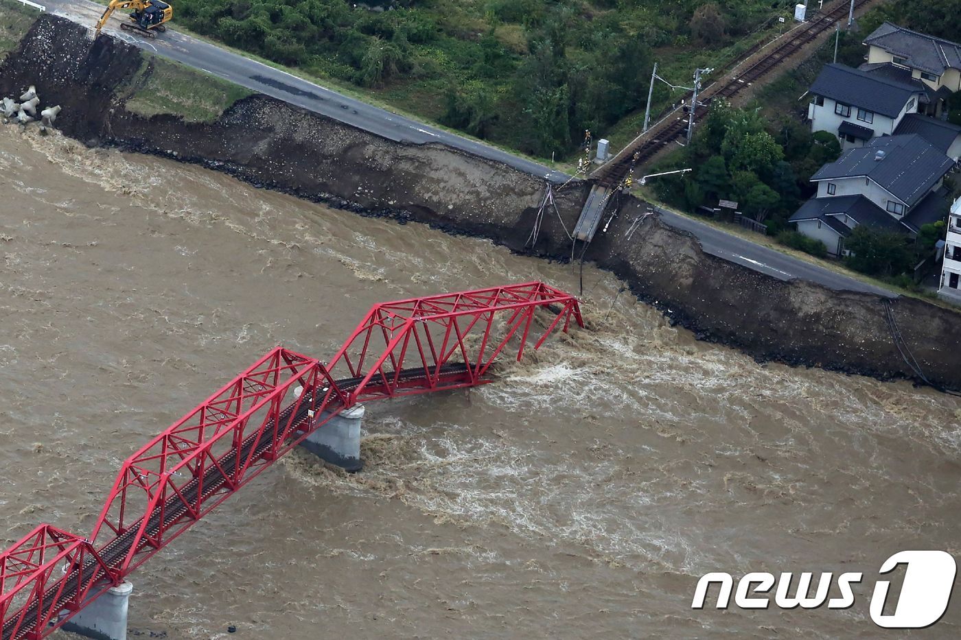 본문 이미지 - 12일 태풍 하기비스의 영향으로 지쿠마강이 범람하며 물에 잠긴 나가노현 우에노시의 모습.  ⓒ AFP=뉴스1