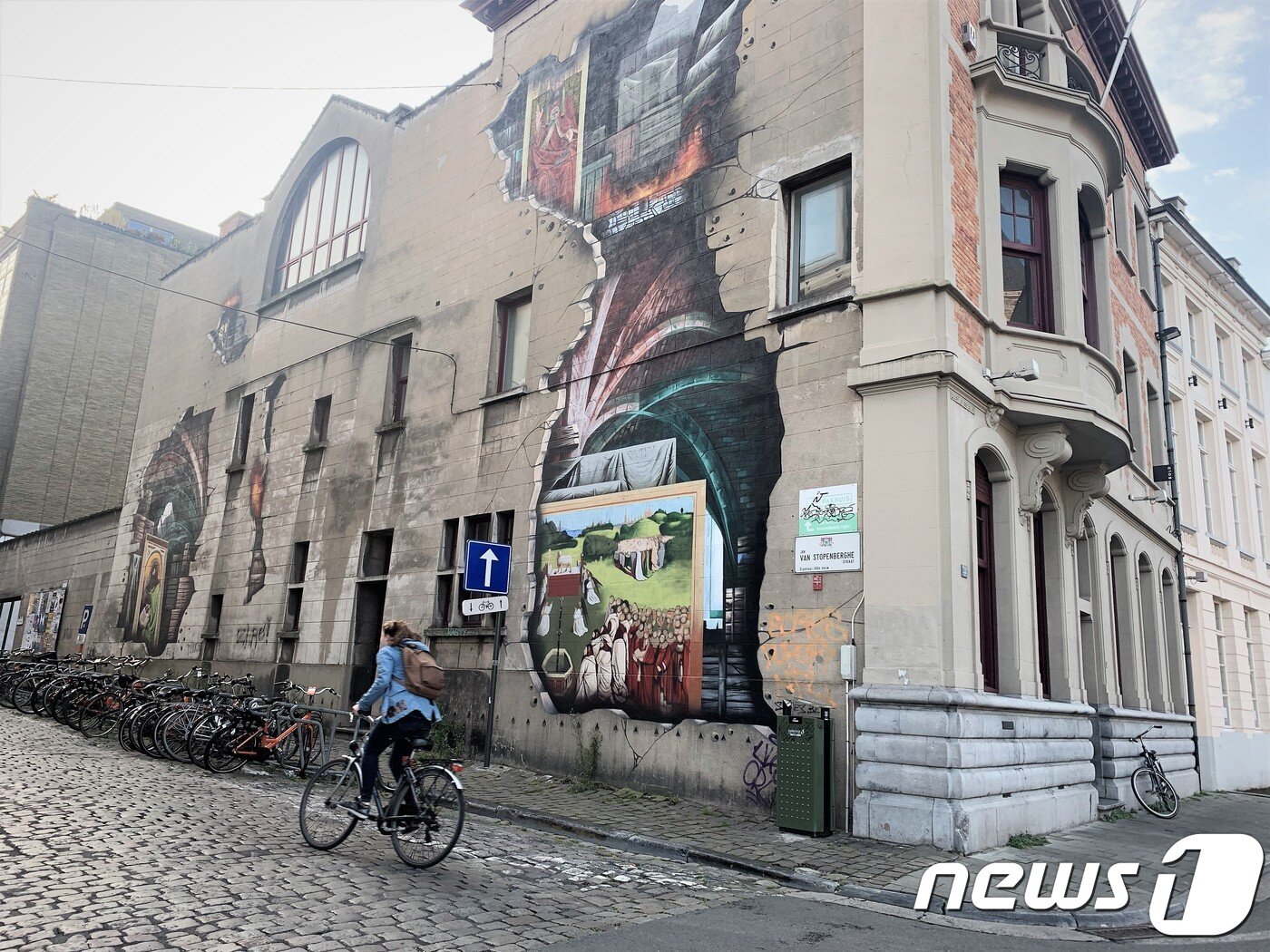 본문 이미지 - 겐트 제단화와 관련된 이야기를 담은 그라피티ⓒ 뉴스1