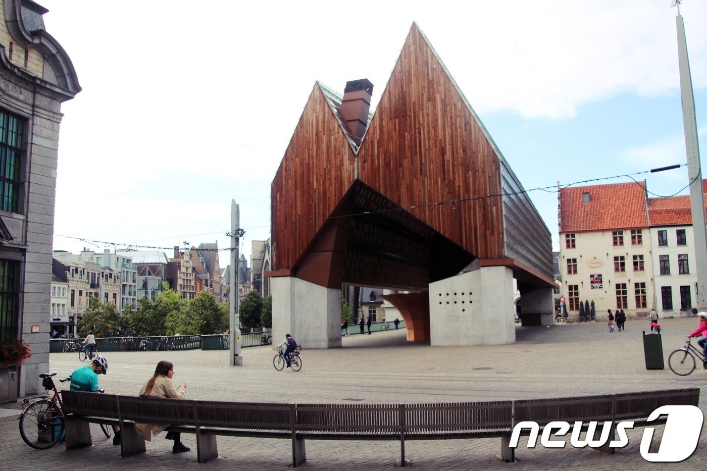 본문 이미지 - 고색창연한 겐트와는 어딘가 어울리지 않은 것 같은 현대식 건축물인 Standsahl. 영어로는 City Pavillon으로 공연, 전시 등 다양한 용도로 사용되고 있다.  ⓒ 뉴스1 윤슬빈 기자