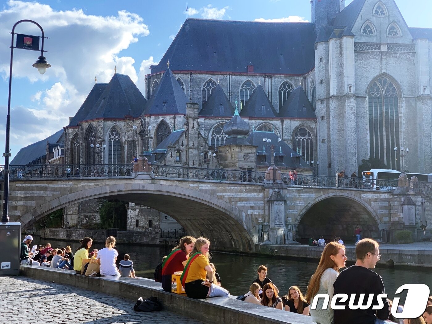 본문 이미지 - 오후를 즐기는 겐트 사람들ⓒ 뉴스1