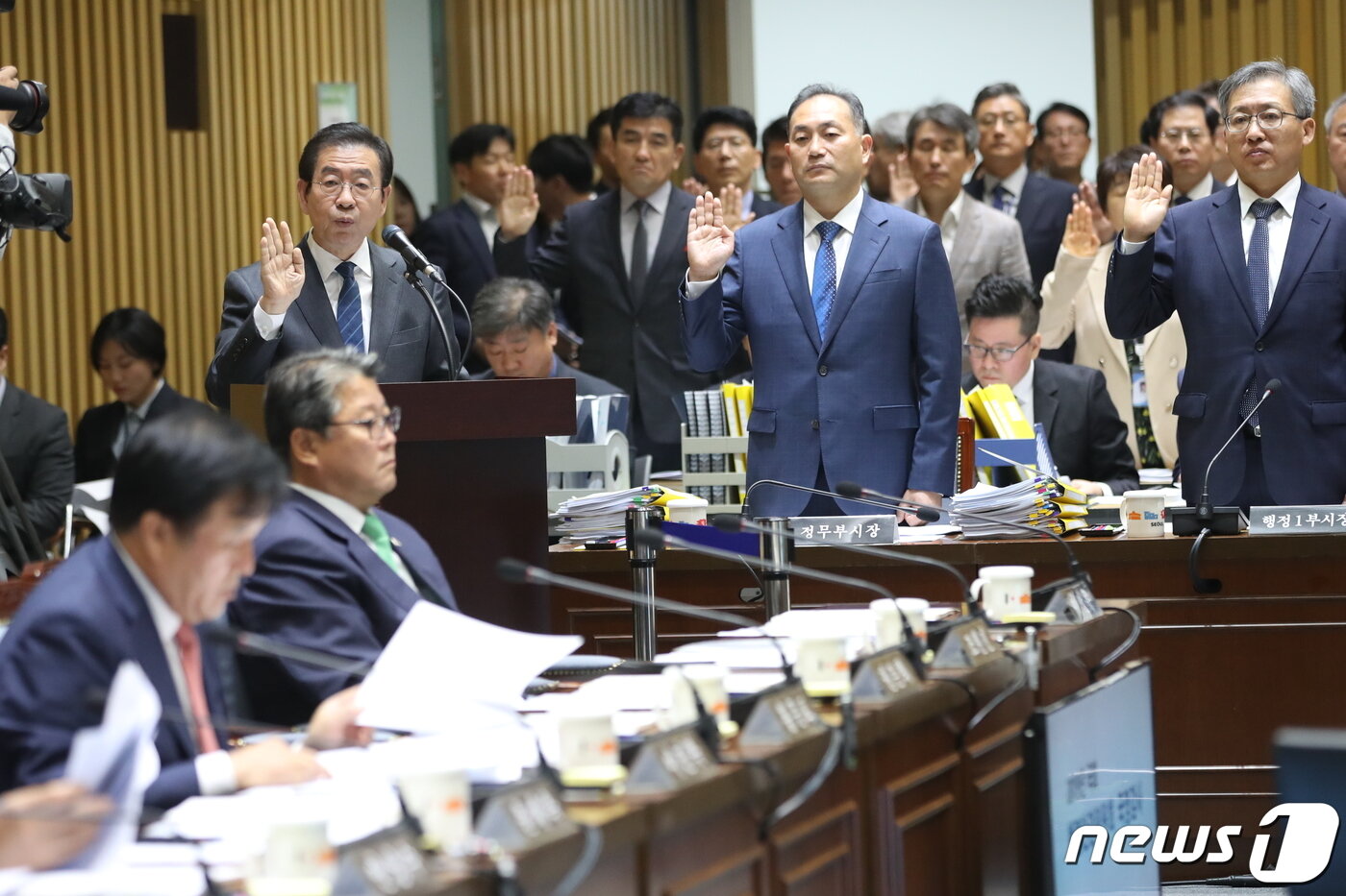 본문 이미지 - 박원순 서울시장이 14일 오전 서울 중구 서울시청에서 열린 행정안전위원회의 서울시에 대한 국정감사에서 선서를 하고 있다. 2019.10.14/뉴스1 ⓒ News1 오대일 기자