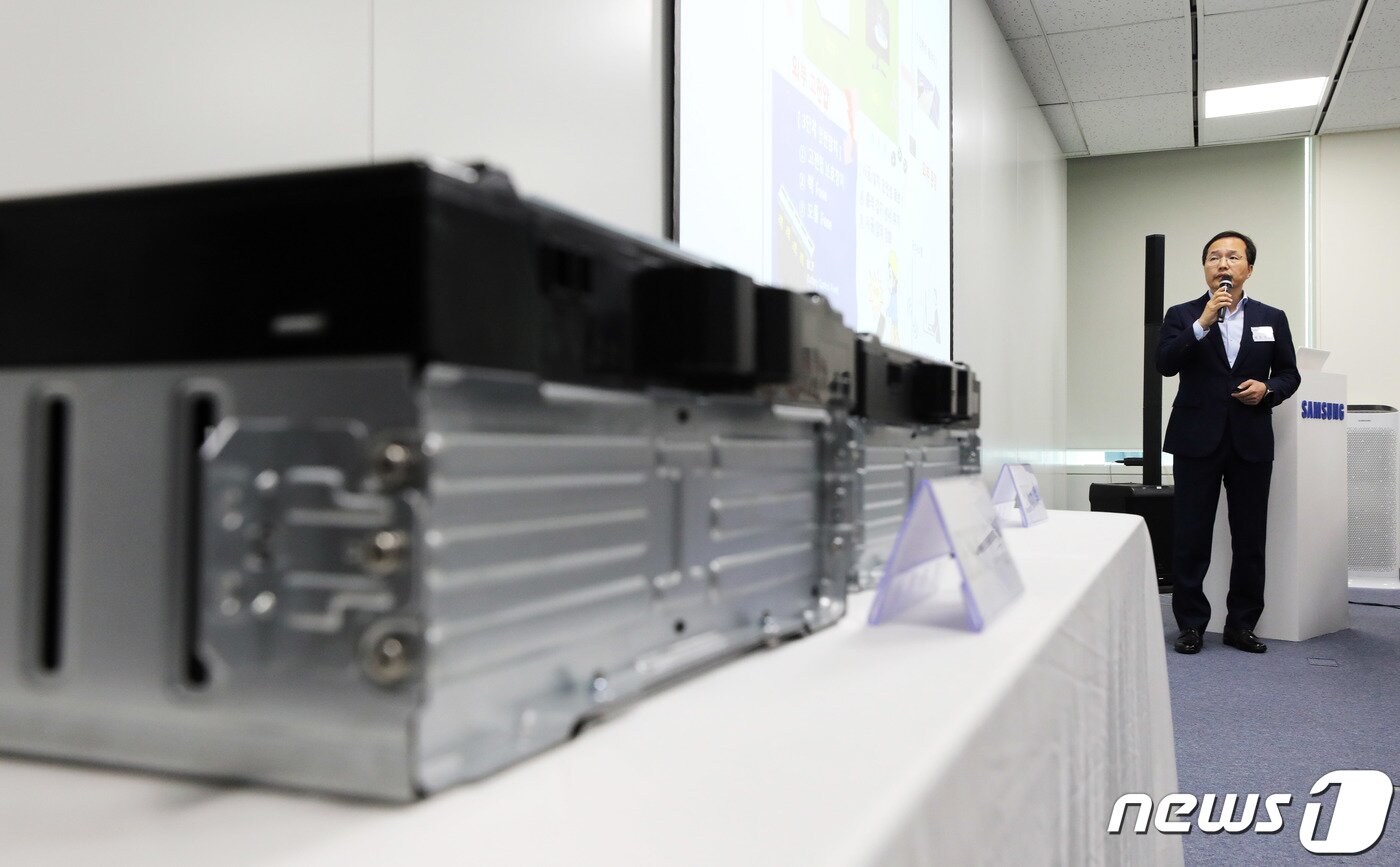 본문 이미지 - 허은기 삼성SDI 시스템개발팀장이 14일 오전 서울 중구 삼성전자 기자실에서 ESS(에너지저장장치) 안전성 강화 대책을 설명하고 있다. 삼성SDI는 최근 국내에서 잇따라 발생하고 있는 ESS 시스템 화재를 막기 위해 국내에 설치된 모든 제품에 대한 안전성을 재점검하고 화재 확산을 차단할 수 있는 특수 소화시스템을 추가로 적용한다고 밝혔다. 2019.10.14/뉴스1 ⓒ News1 이재명 기자