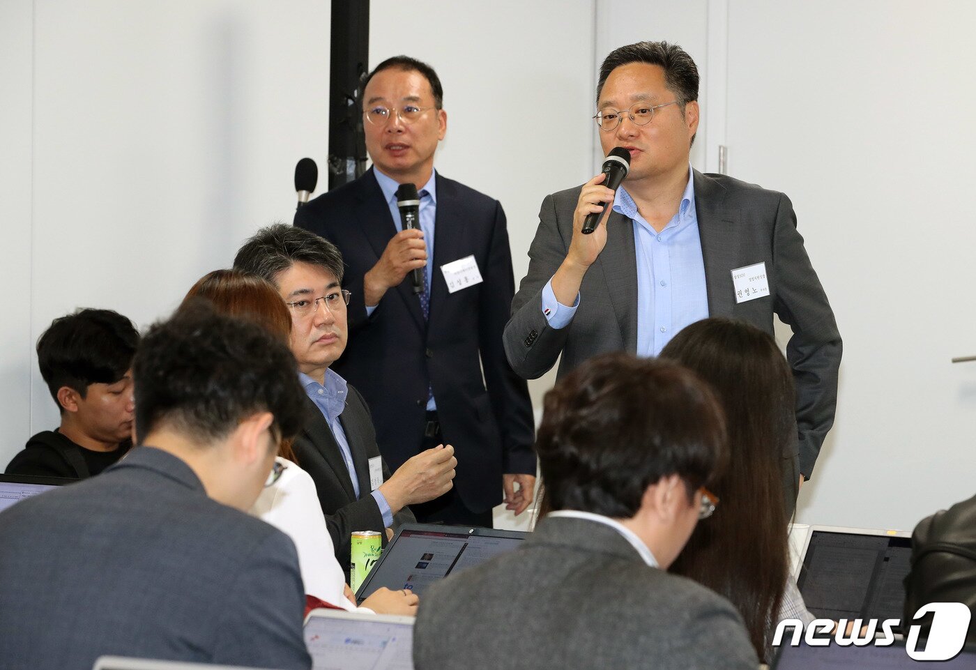 본문 이미지 - 권영노 삼성SDI 부사장(경영지원실장)이14일 오전 서울 중구 삼성전자 기자실에서 열린 ESS(에너지저장장치) 안전성 강화 대책 설명회에서 취재진 질문에 답변하고 있다. 삼성SDI는 최근 국내에서 잇따라 발생하고 있는 ESS 시스템 화재를 막기 위해 국내에 설치된 모든 제품에 대한 안전성을 재점검하고 화재 확산을 차단할 수 있는 특수 소화시스템을 추가로 적용한다고 밝혔다. 2019.10.14/뉴스1 ⓒ News1 이재명 기자