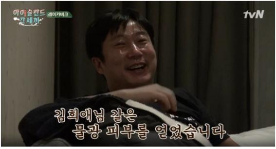 본문 이미지 - 은지원이 방송 중에 이수근에게 뿌린 '프로레나타''' 에센스 제품.  ⓒ 뉴스1