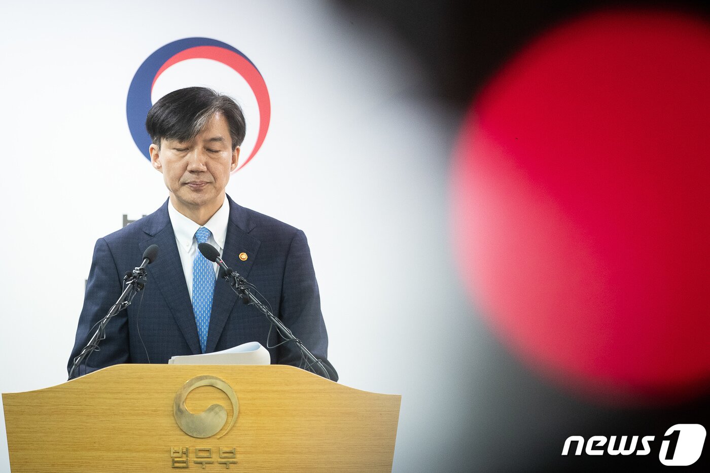 본문 이미지 - 조국 전 법무부 장관이 지난 10월14일 경기 정부과천청사에서 검찰개혁 방안과 관련해 직접수사 축소 및 인권보호 수사를 위한 대통령령 '검찰 사무기구에 관한 규정' 등에 관한 개정안을 발표하고 있는 모습. 2019.10.14/뉴스1 ⓒ News1 유승관 기자