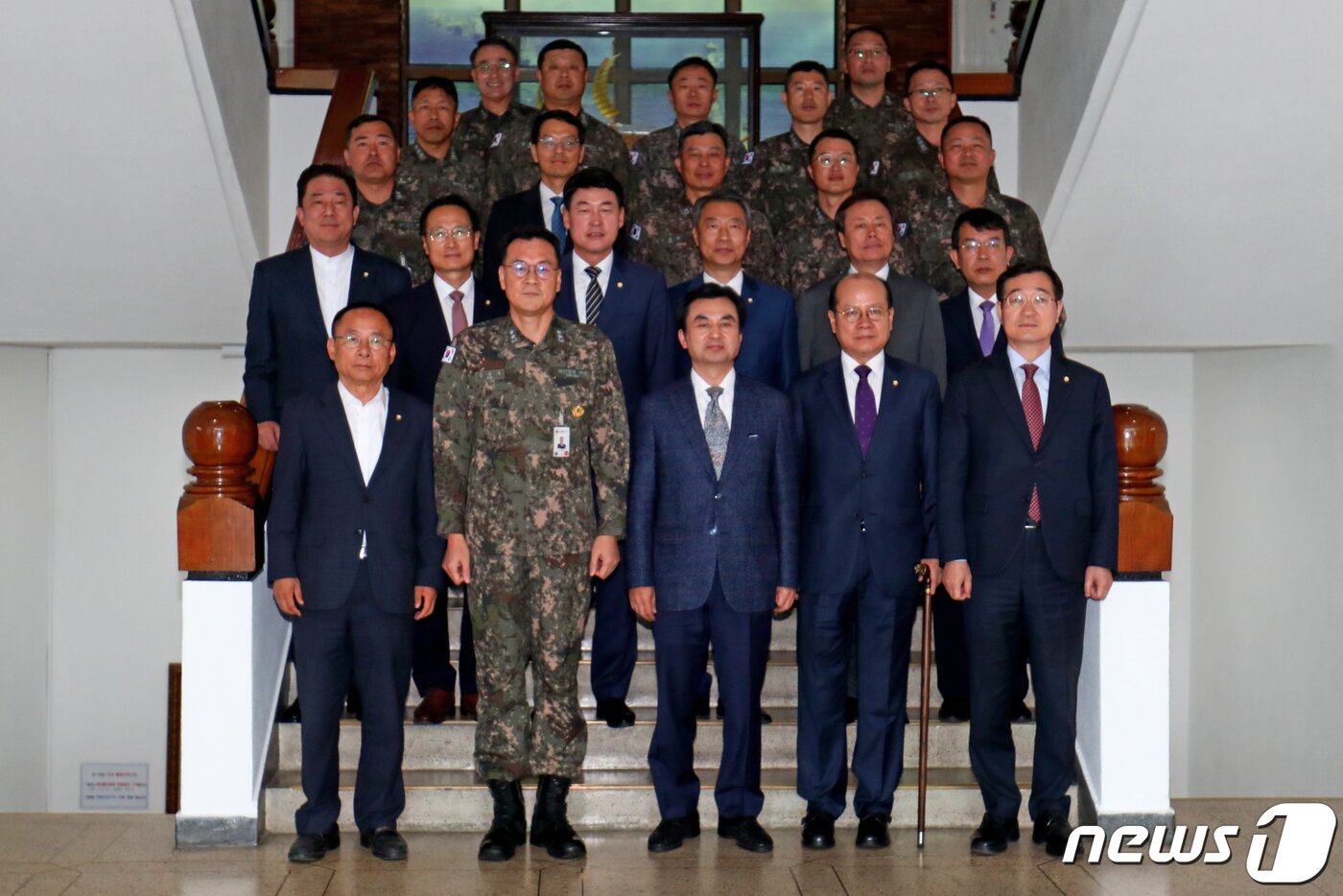 본문 이미지 - 국회 국방위원회 소속 의원들이 14일 오전 국정감사 현장시찰을 위해 강원도 동해시 해군 1함대를 찾아 김명수 사령관을 포함한 지휘부와 기념촬영하고 있다. 2019.10.14/뉴스1 ⓒ News1 서근영 기자