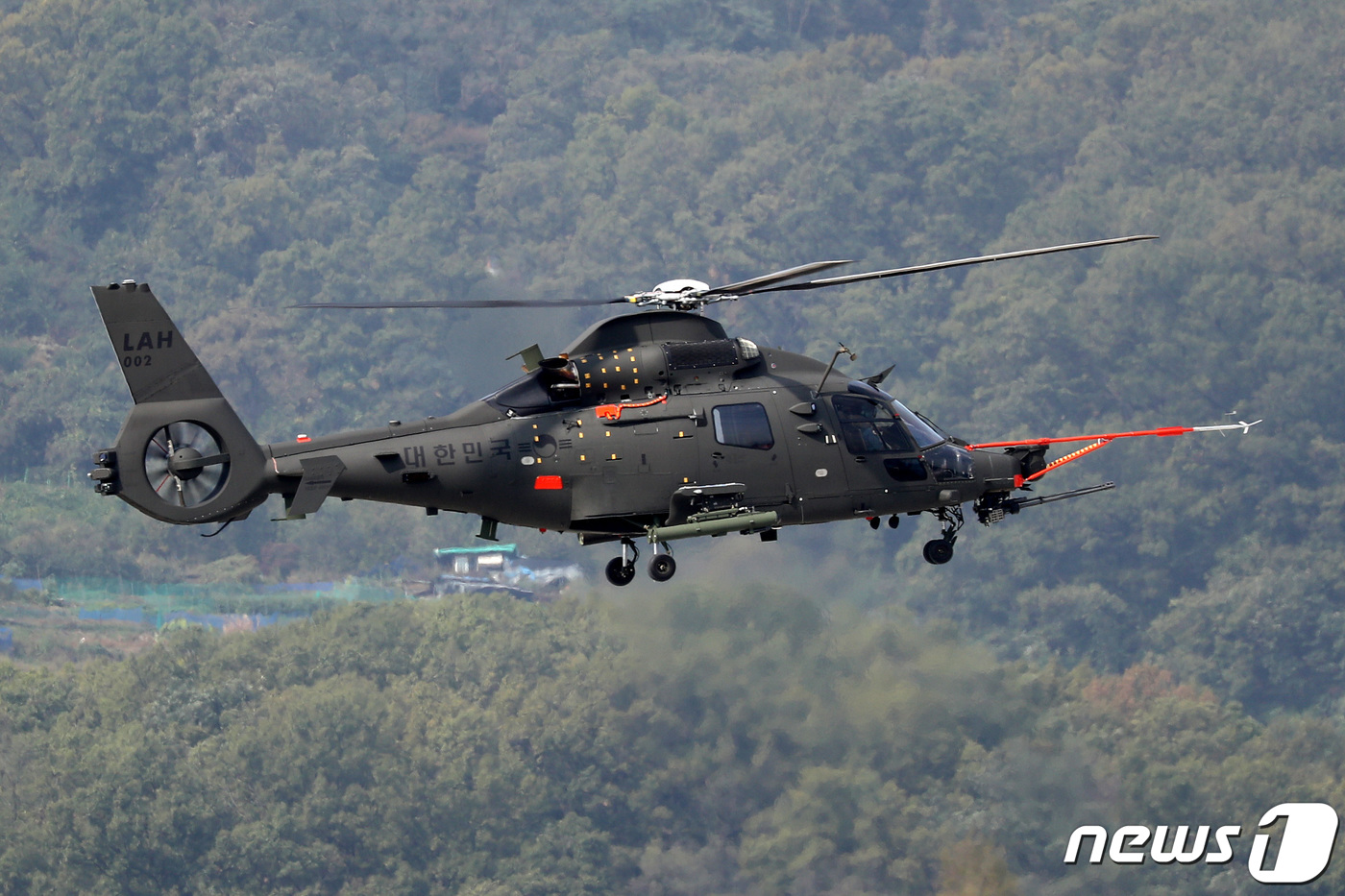 (성남=뉴스1) 조태형 기자 = 14일 오전 경기도 성남시 서울공항에서 열린 서울 국제 항공우주 및 방위산업 전시회 2019(서울 ADEX 2019) 프레스 데이에서 소형무장헬기( …