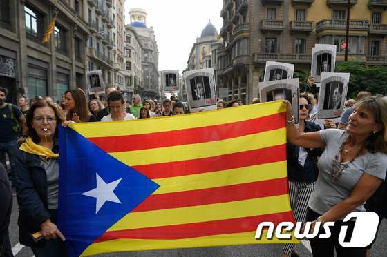 대법원 판결 뒤 카탈루냐기(에스텔라다)를 들고 시위하는 시민들. © AFP=뉴스1
