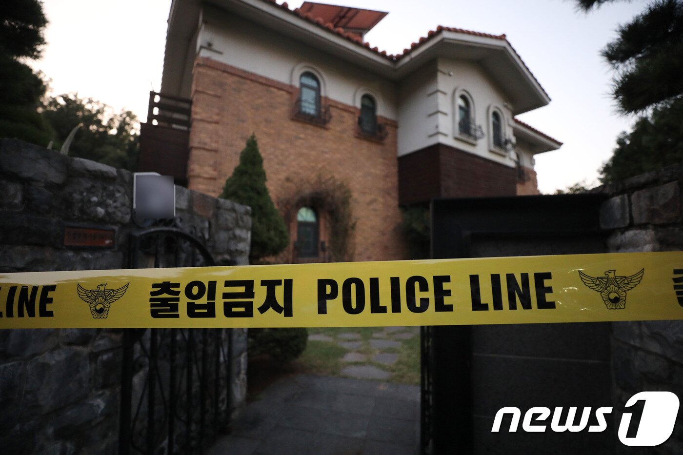 본문 이미지 - 가수 겸 탤런트 설리(25.본명 최진리)가  지난14일 오후 자택에서 숨진 채 발견됐다. 이날 오후 경기도 성남시 수정구 소재 설리의 자택이 통제되고 있다. /뉴스1 ⓒ News1 조태형 기자