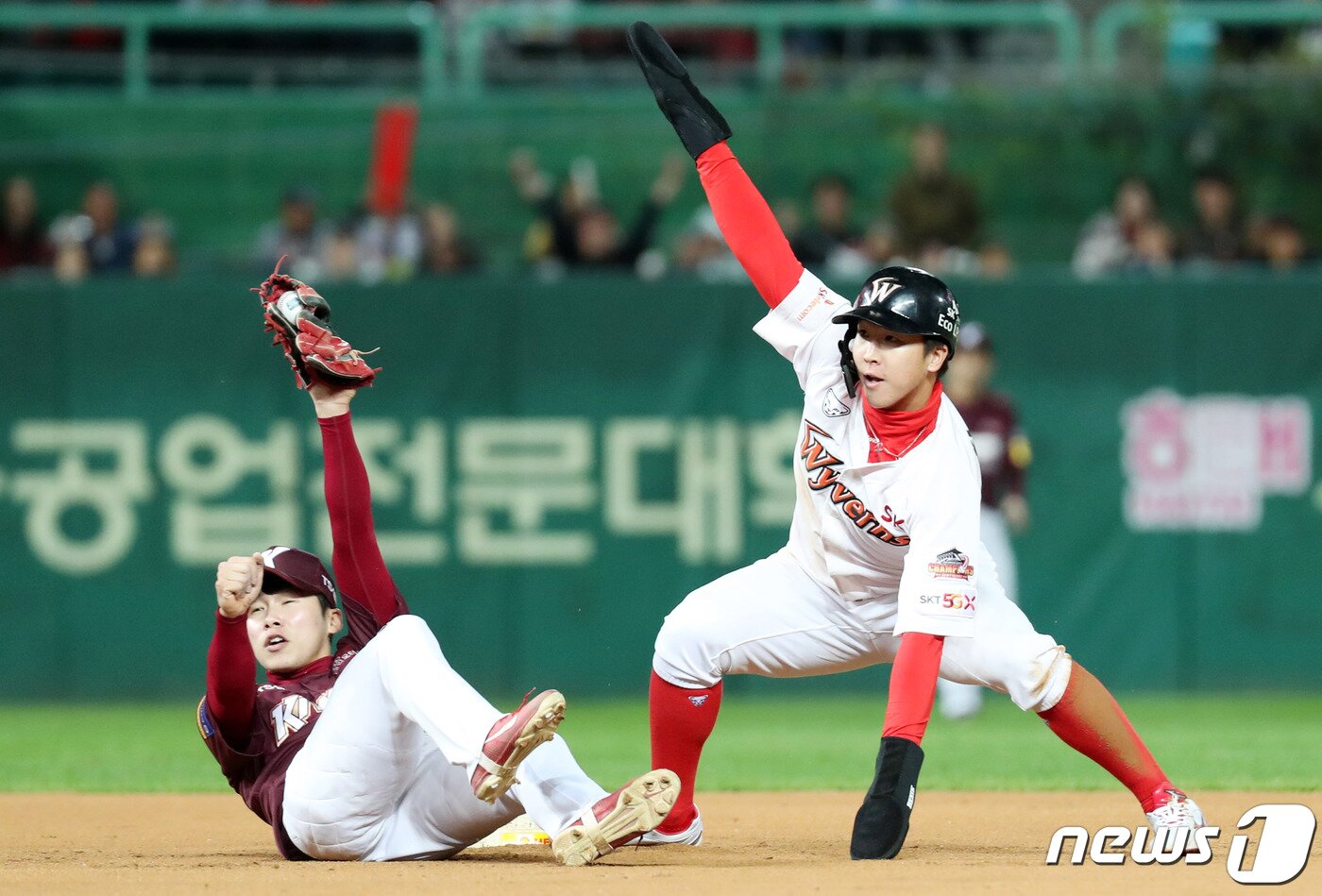 본문 이미지 - 2019 플레이오프 1차전 당시 최항(오른쪽)의 모습. 2019.10.14/뉴스1 ⓒ News1 이동해 기자