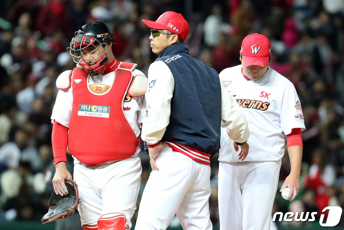 (인천=뉴스1) 이동해 기자 = 14일 오후 인천 미추홀구 SK행복드림구장에서 열린 프로야구 2019 신한은행 마이카 KBO리그 포스트시즌 플레이오프 1차전 SK 와이번스와 키움 …