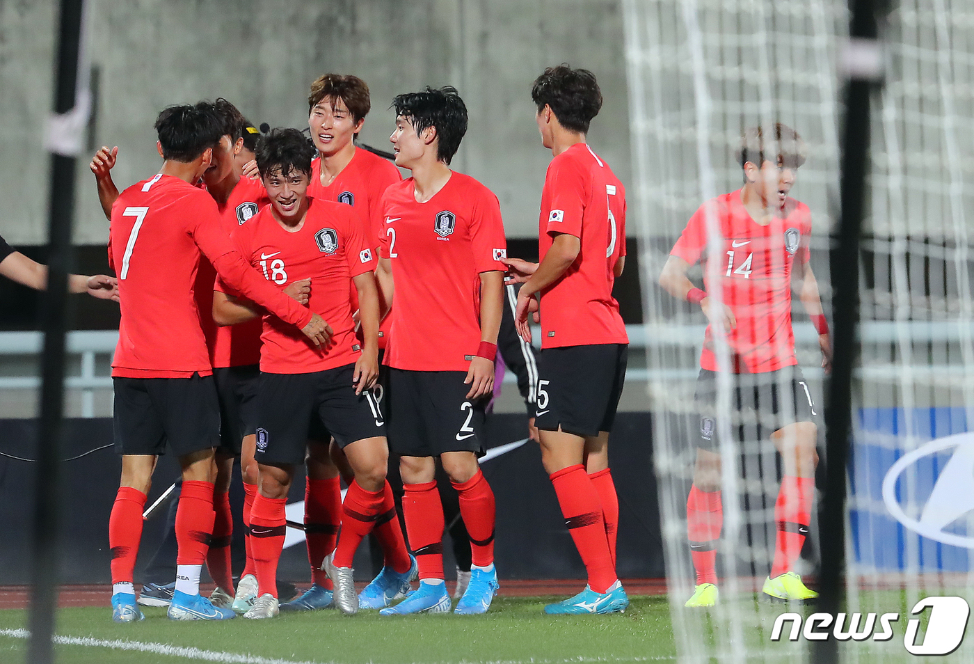 (천안=뉴스1) 구윤성 기자 = 정우영(맨 왼쪽)이 14일 오후 충남 천안종합운동장에서 열린 KEB하나은행 초청 22세 이하(U-22) 올림픽축구대표팀 평가전 대한민국과 우즈베키스 …
