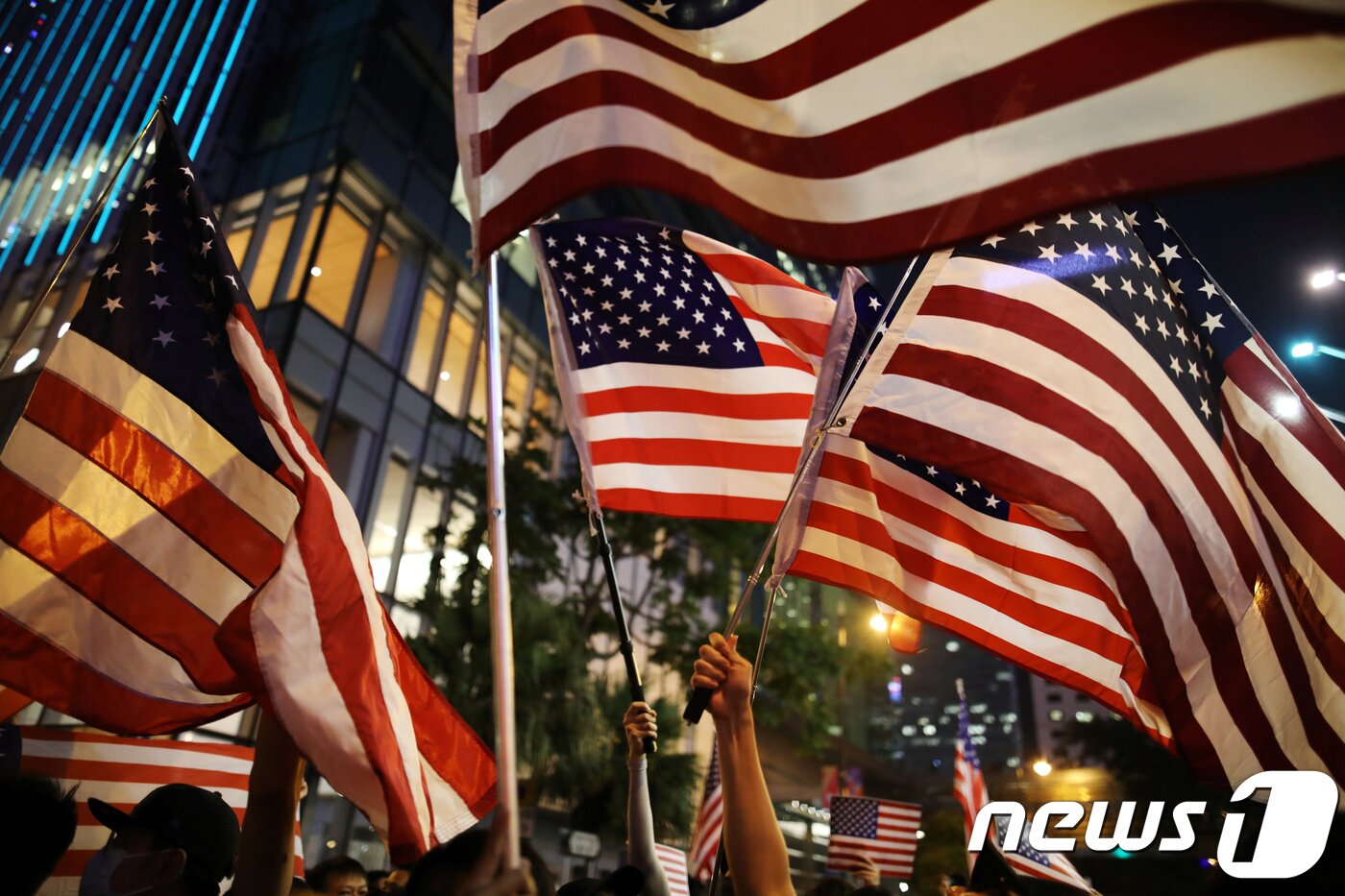 본문 이미지 - 홍콩 시민들이 성조기를 흔들며 민주화를 요구하고 있다. ⓒ 로이터=뉴스1 ⓒ News1 