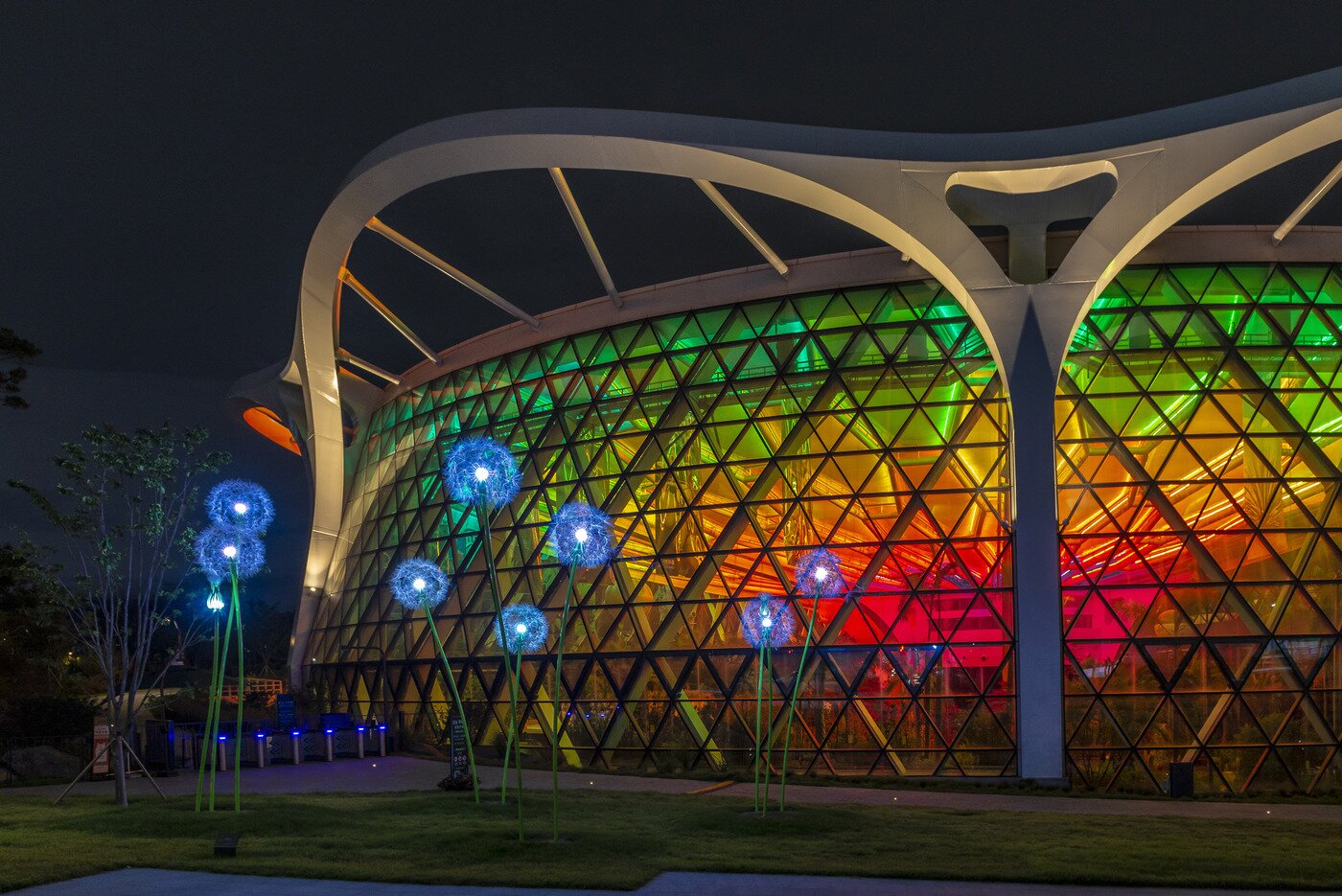 본문 이미지 - 보타닉 공원 속 식물원은 밤이면 우주선이 된다