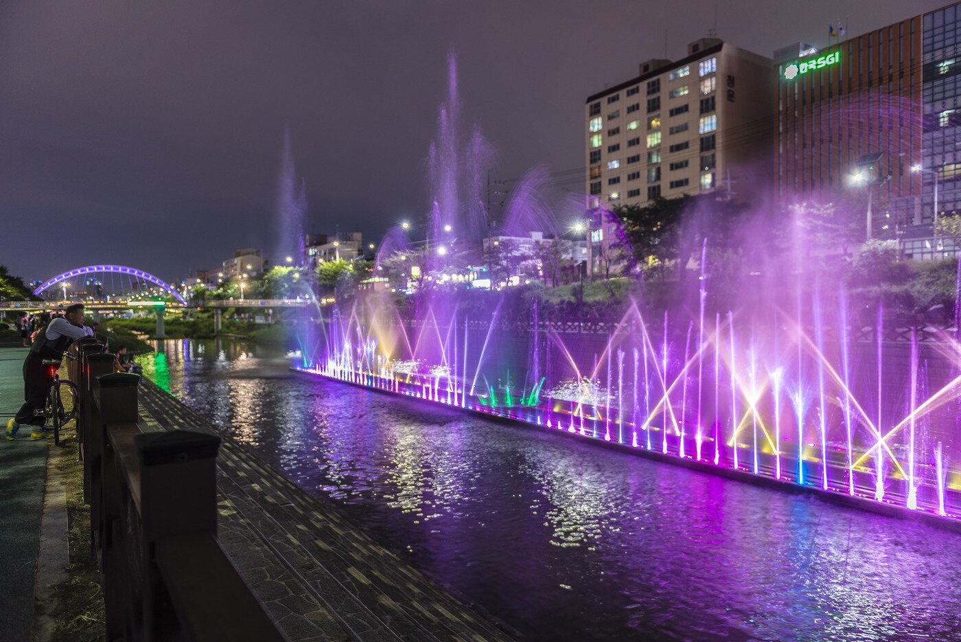 본문 이미지 - 불광천 수변공원의 음악분수대