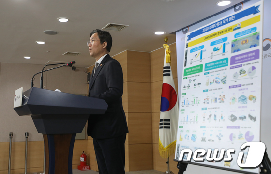 성윤모 장관,  미래차 산업 신속전환를 위한 3대 전략 발표