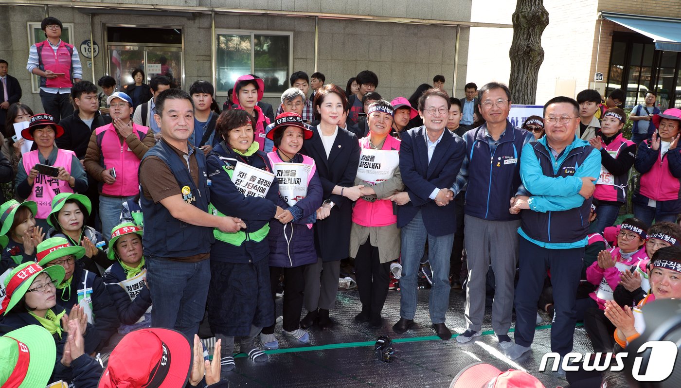 본문 이미지 - 유은혜 사회부총리 겸 교육부장관과 조희연 서울시 교육감이 15일 오전 서울 종로구 청운효자동주민센터 인근에서 농성중인 전국학교비정규직연대회의 노동조합원들과 손을 맞잡고 있다. 2019.10.15/뉴스1 ⓒ News1 황기선 기자
