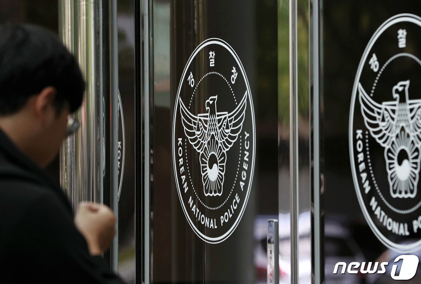 본문 이미지 - '버닝썬' 사건을 수사하고 있는 검찰이 경찰청에 대한 두 번째 압수수색을 단행한 지난 15일 오후 서울 서대문구 미근동 경찰청 앞에서 취재진들이 대기하고 있다. /뉴스1 ⓒ News1 이동해 기자