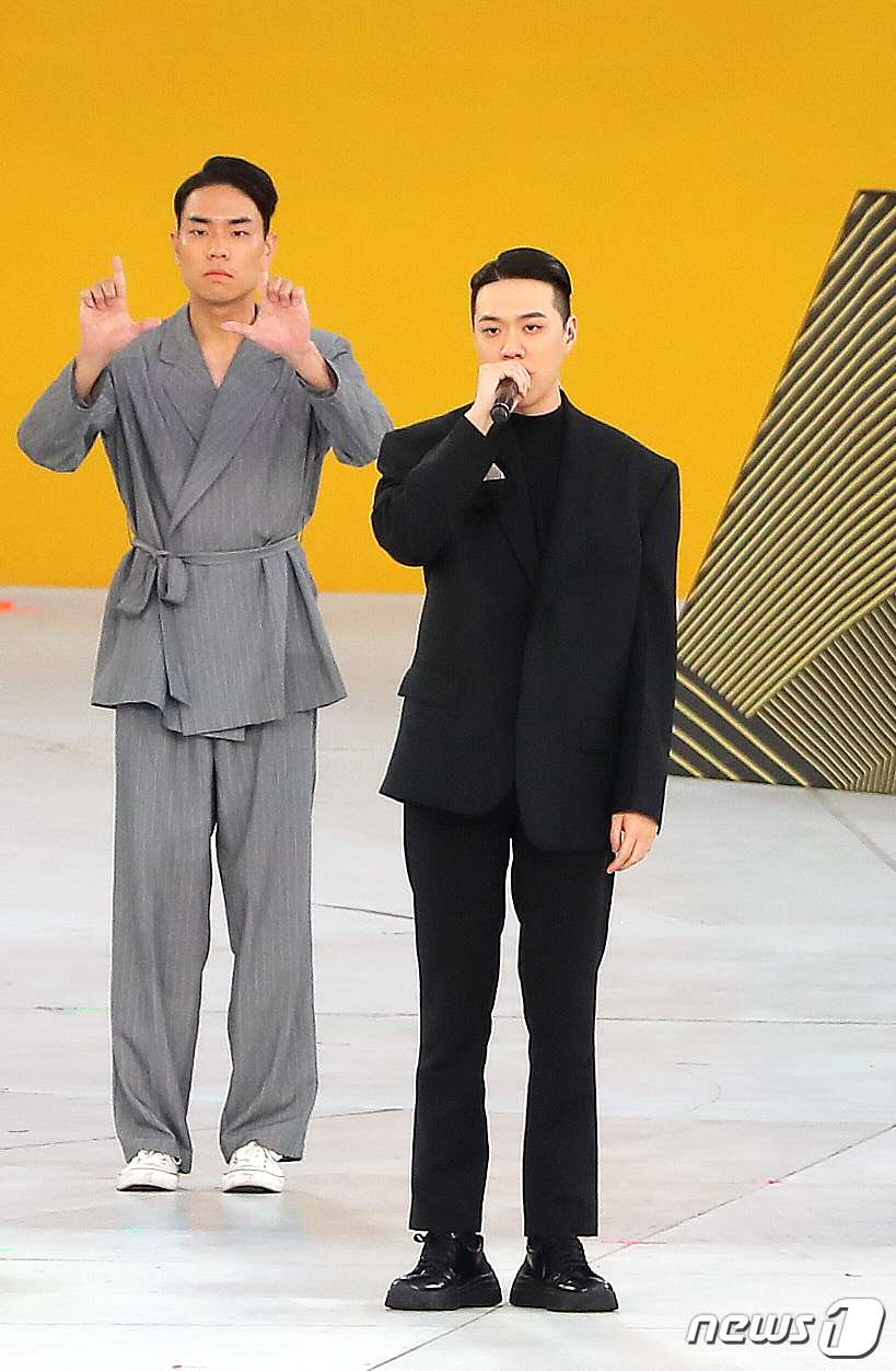 (서울=뉴스1) 구윤성 기자 = 15일 오후 서울 송파구 잠실종합운동장 주경기장에서 열린 '2019 서울 제39회 전국장애인체육대회' 개회식에서 가수 비와이와 수어 랩 퍼포머 피스 …