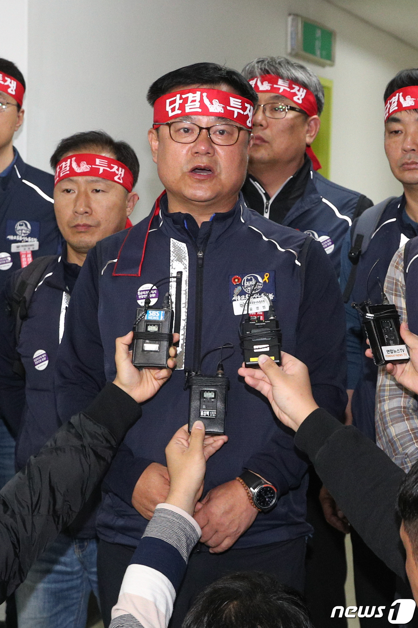 (서울=뉴스1) 성동훈 기자 = 윤병범 서울교통공사 노조위원장이 15일 오후 서울 성동구 서울교통공사 본사에서 노사 협상 결렬을 선언하고 있다.이날 서울지하철 1∼8호선을 담당하는 …