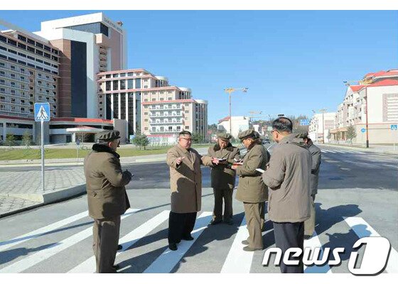 본문 이미지 - 김정은 북한 국무위원장이 '혁명의 성지'로 여겨지는 백두산과 양강도 삼지연군 건설현장을 찾았다고 노동당 기관지 노동신문이 16일 보도했다. 2019.10.16(노동신문)ⓒ 뉴스1