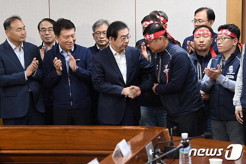 본문 이미지 - 서울지하철 1∼8호선을 담당하는 서울교통공사 노사의 협상이 타결된 10월16일 오전 서울 성동구 서울교통공사 본사를 찾은 박원순 서울시장이 윤병범 노조위원장과 악수하고 있다.(서울시 제공)2019.10.16/뉴스1