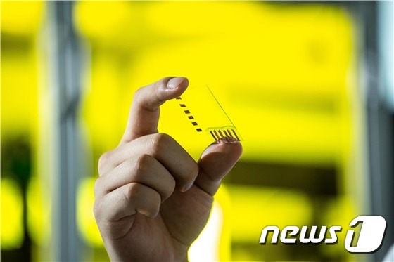 전도성 고분자와 적외선 레이저로 제작한 투명 터치패널 시제품(생기연 제공)© 뉴스1