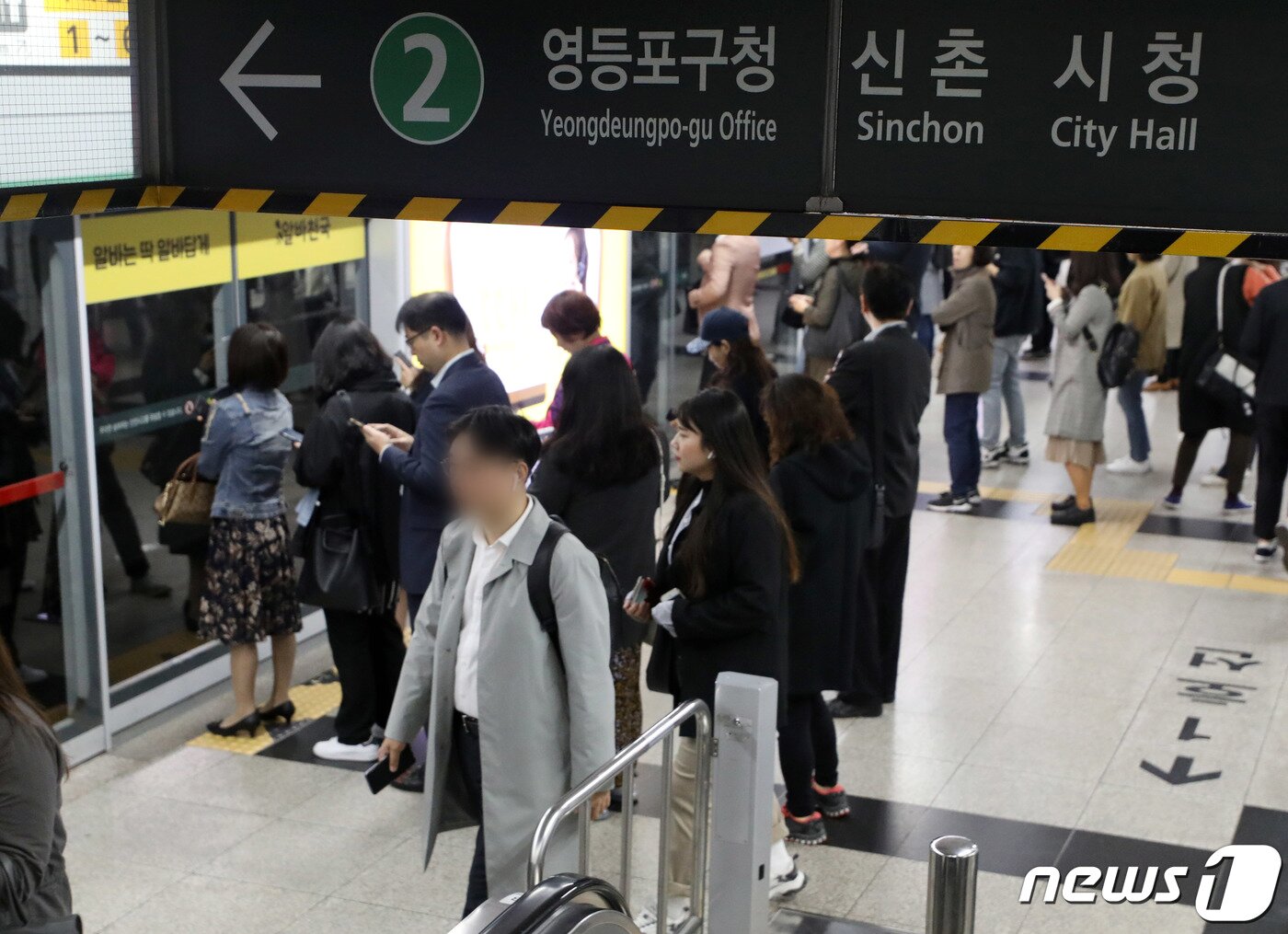본문 이미지 - 10월16일 오전 서울 영등포구 신도림역에서 시민들이 발걸음을 재촉하고 있다. 2019.10.16/뉴스1 ⓒ News1 이동해 기자