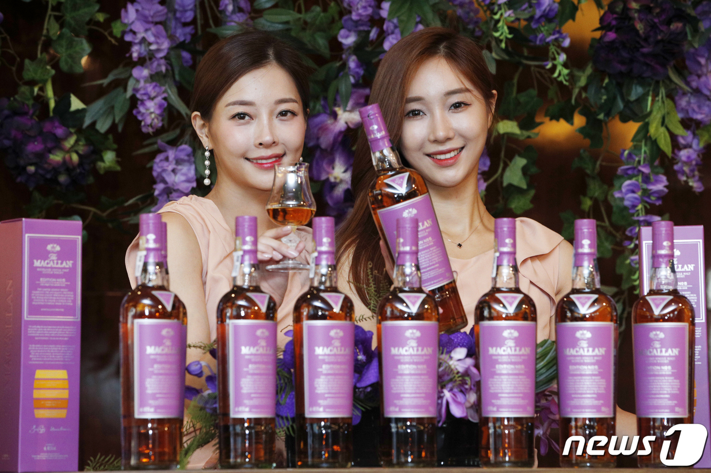 (서울=뉴스1) 안은나 기자 = 16일 오전 서울 중구 웨스틴조선호텔에서 모델들이 싱글몰트 위스키 맥캘란 에디션 넘버5(The macallan edition No.5) 한정판을 선 …